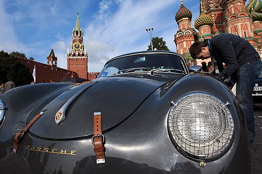 13.09.2008 В Москве состоялся автопробег ретроавтомобилей &quot;Дорога созидания&quot;, посвященный 20-летнему юбилею со дня основания комплекса архитектуры, градостроительства и развития города