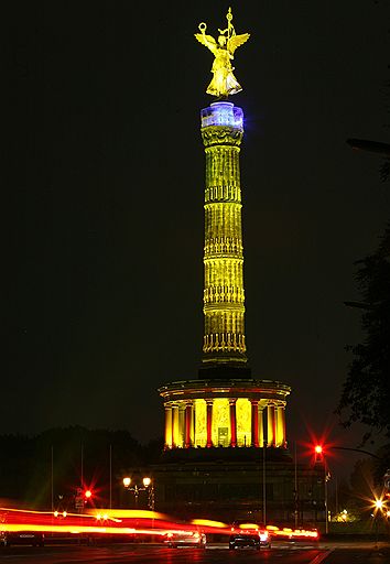 15.10.2008 В Берлине открылся четвертый ежегодный Фестиваль света. В течение недели множество прожекторов будут освещать бульвары, башни, исторические и современные здания