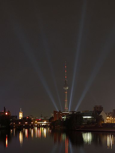 15.10.2008 В Берлине открылся четвертый ежегодный Фестиваль света. В течение недели множество прожекторов будут освещать бульвары, башни, исторические и современные здания 