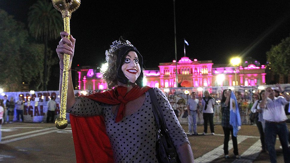 Жители Буэнос-Айреса вышли на улицы в знак протеста против программы правительства страны и президента Кристины Фернандес де Киршнер. Аргентинцы недовольны тяжелой ситуацией в экономической сфере и планами президента реорганизовать СМИ и суды