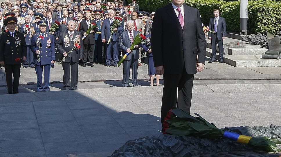 Президент Виктор Янукович у могилы Неизвестного солдата в Киеве почтил минутой молчания память погибших в Великой Отечественной войне