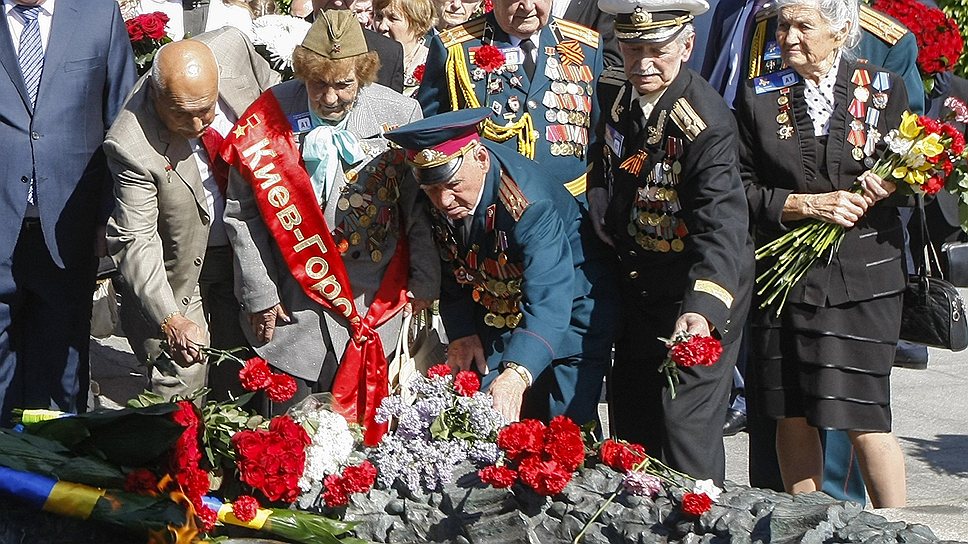 Ветераны возложили цветы на могилу Неизвестного солдата в Киеве 