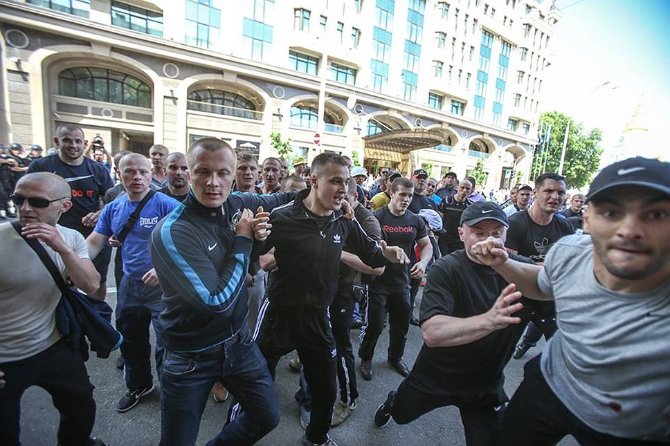 В ходе акции оппозиции «Вставай, Украина!» в Киеве произошли массовые потасовки