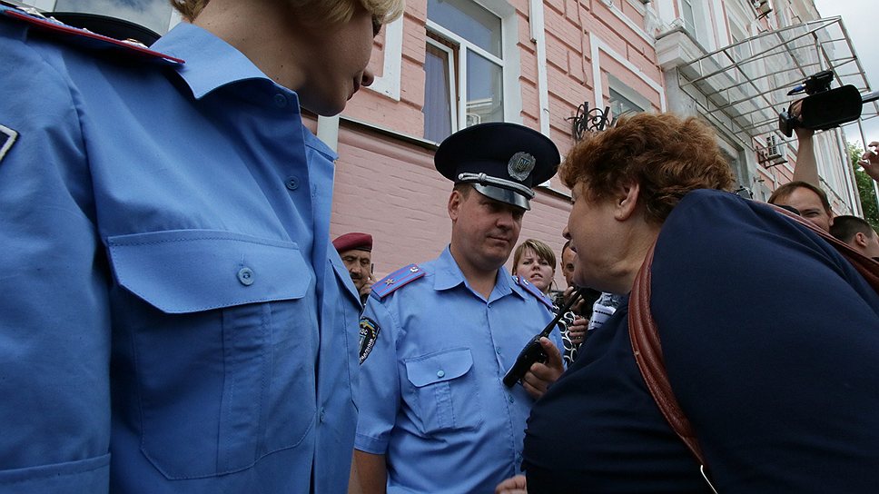 У здания Главного управления МВД в Киеве прошел митинг против произвола сотрудников правоохранительных органов. Его участниками стали около 70 человек