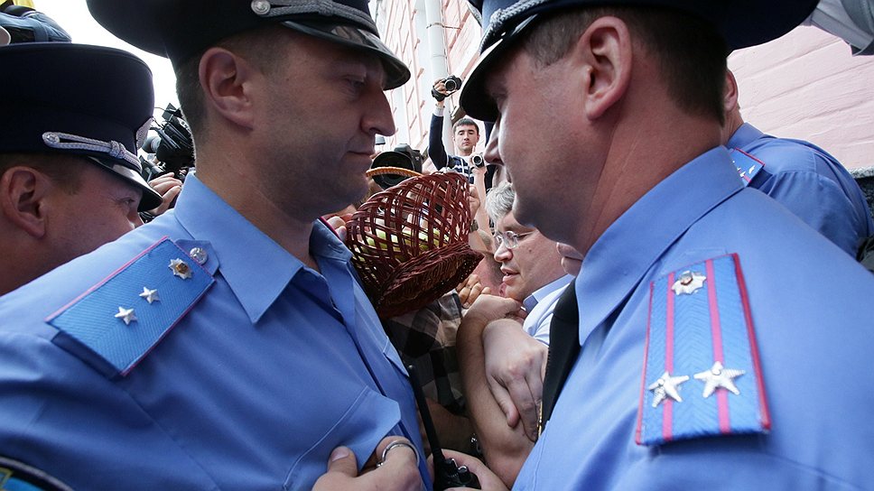 У здания Главного управления МВД в Киеве прошел митинг против произвола сотрудников правоохранительных органов. Его участниками стали около 70 человек