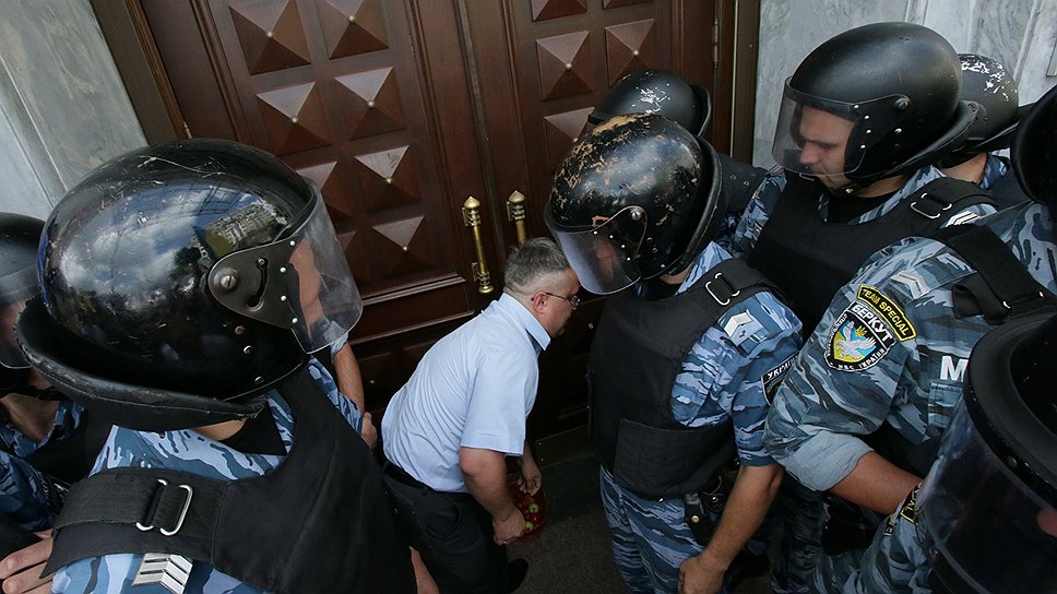 У здания Главного управления МВД в Киеве прошел митинг против произвола сотрудников правоохранительных органов. Его участниками стали около 70 человек