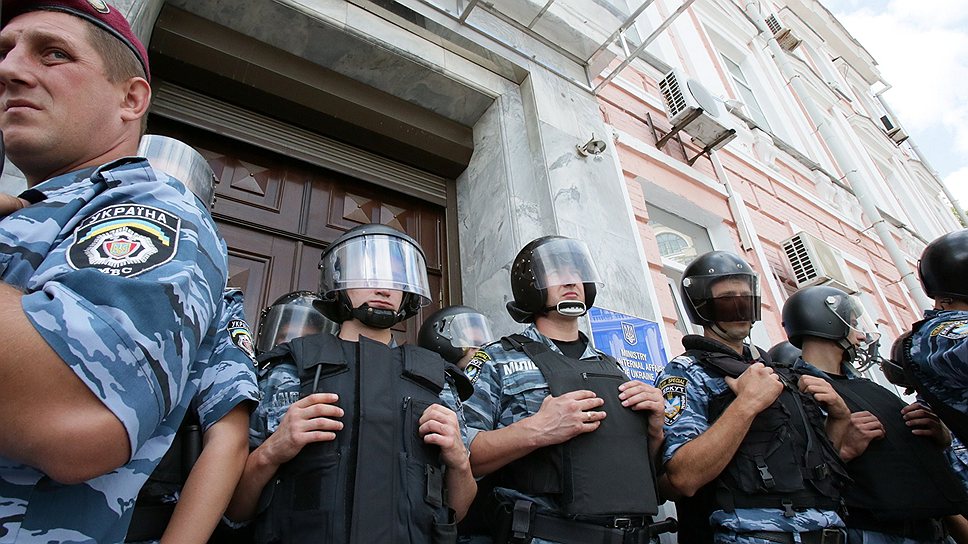 У здания Главного управления МВД в Киеве прошел митинг против произвола сотрудников правоохранительных органов. Его участниками стали около 70 человек