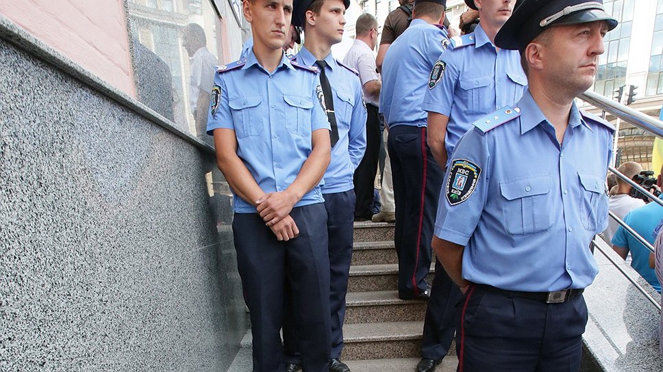 У здания Главного управления МВД в Киеве прошел митинг против произвола сотрудников правоохранительных органов. Его участниками стали около 70 человек