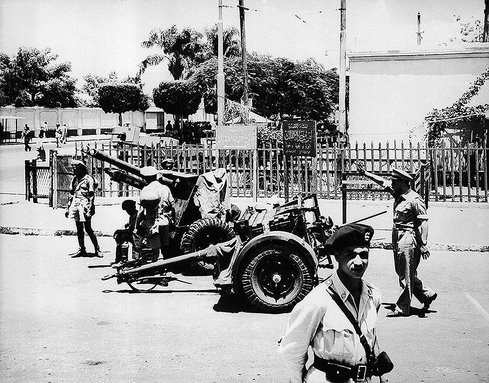 1952 год. Полковник египетской армии Гамаль Абдель Насер возглавил переворот, в результате которого был свергнут король Фарук, а Египет стал республикой. Формально он занял пост президента страны лишь в 1956 году, а до этого был самым влиятельным членом Совета революционного командования Египта, сформированного после переворота