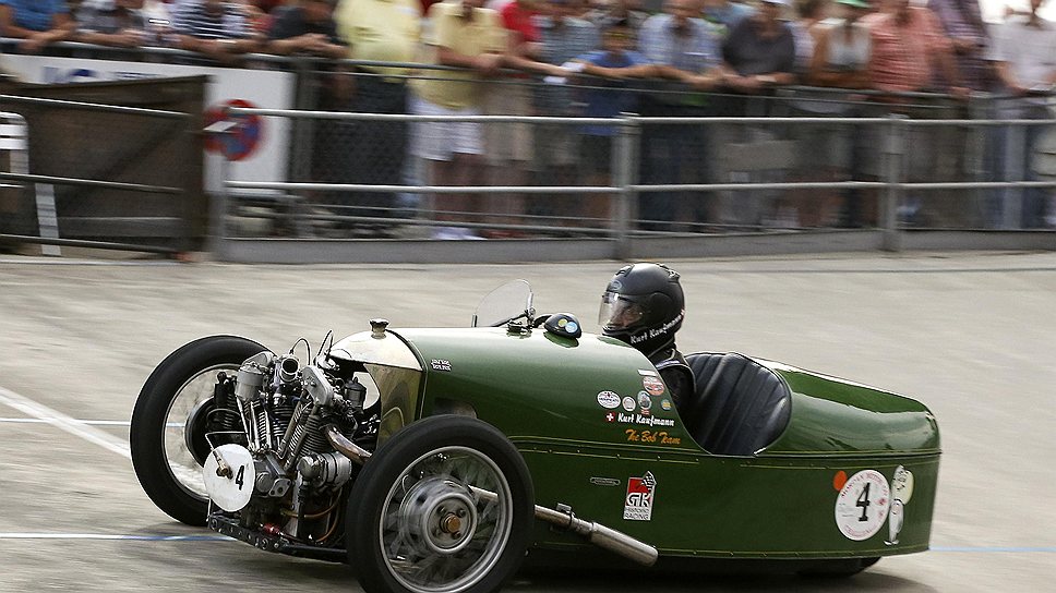 Курт Кауфман на трицикле Morgan 3 Wheeler 1930 года. Ныне выпускаются копии данной модели с улучшенными характеристиками. Например, КПП заимствована от Mazda MX-5