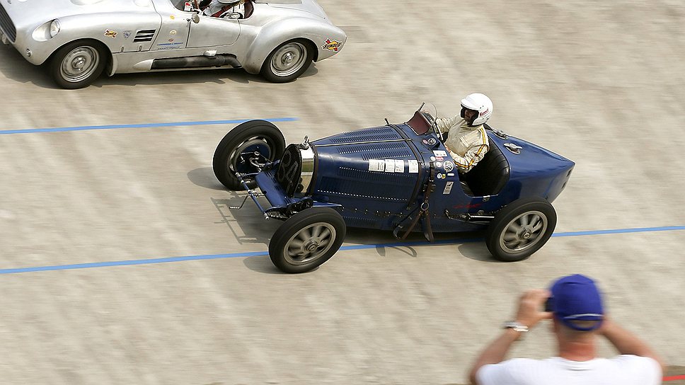 Bugatti T 35 1929 года синего цвета соперничает с MG A Wagner SP1 1959 года.