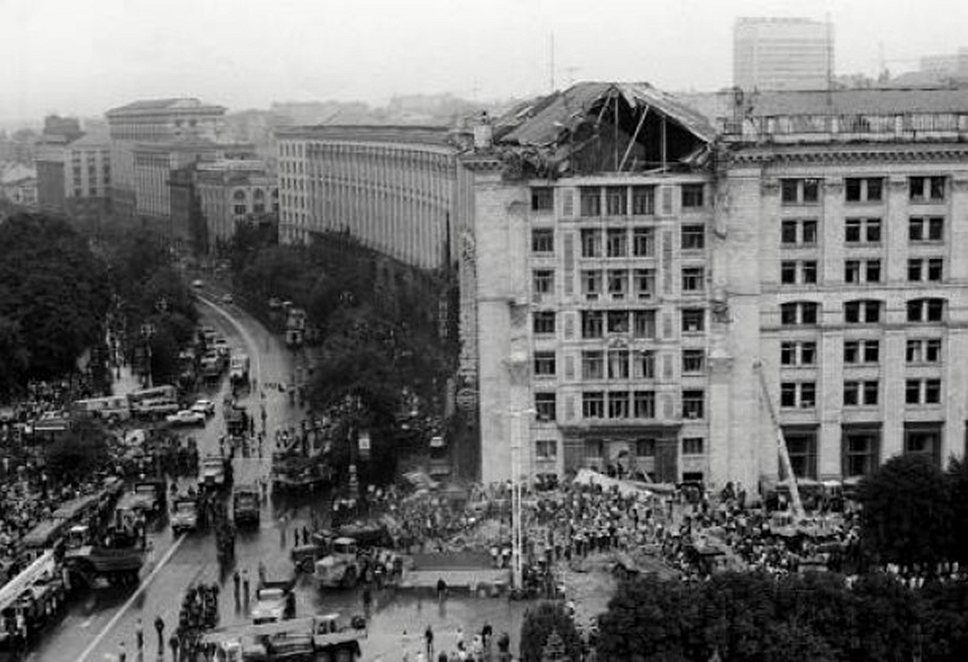 1989 год. Обрушение фронтона Киевского главпочтамта, в результате которого погибли 11 человек