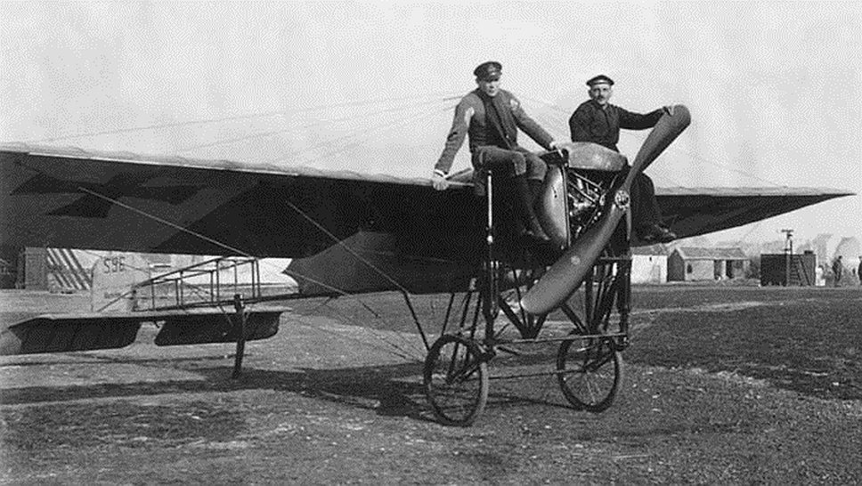 1912 год. Совершен пассажирский перелет через пролив Ла-Манш (пассажиров было всего 2).