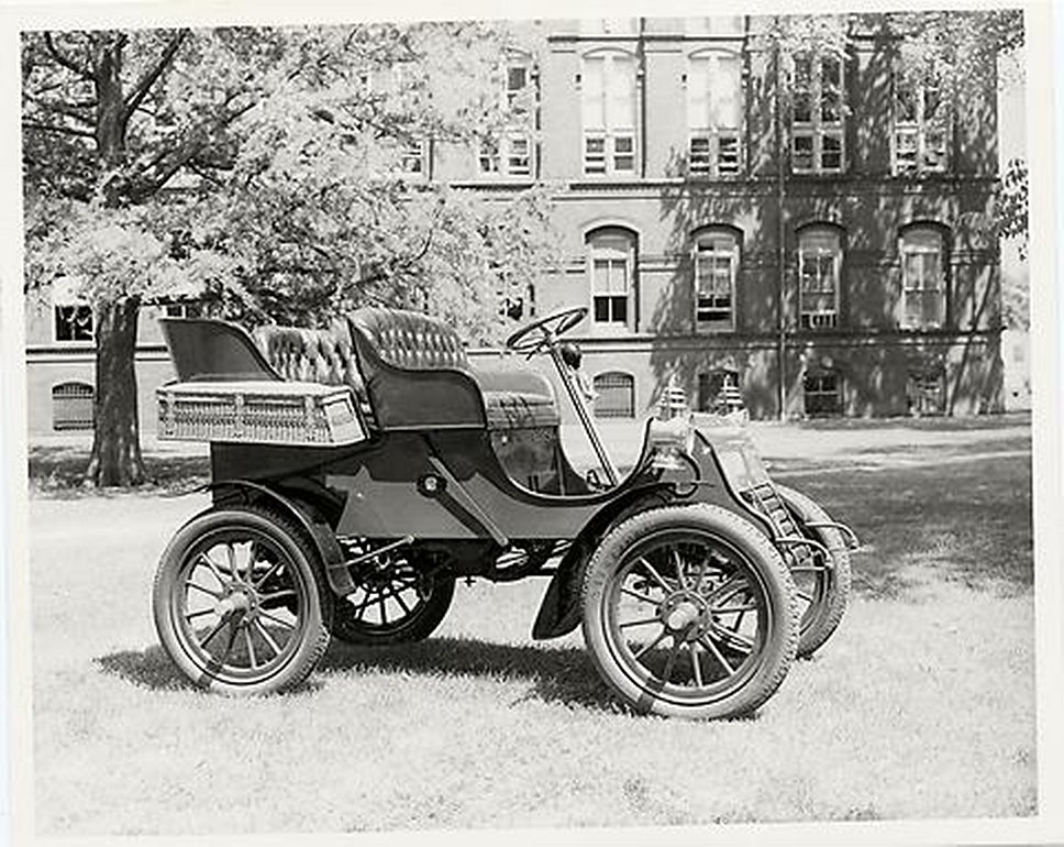 1902 год. Основан Cadillac, отделение концерна General Motors по выпуску легковых автомобилей класса «люкс». Название дано в память об Антуане да Ла Мотт Кадиллаке, основателе Детройта