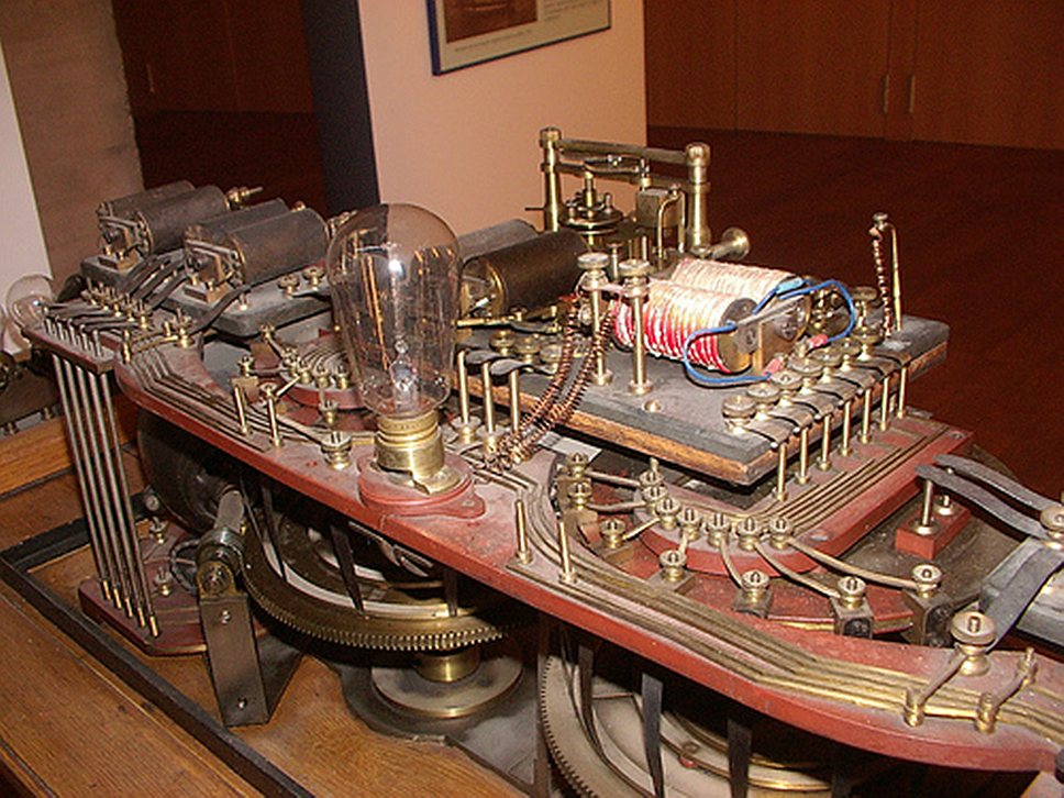 1906 год. Испанский математик Леонардо Торрес де Кеведо продемонстрировал первое в мире радиоуправляемое устройство – Telekino