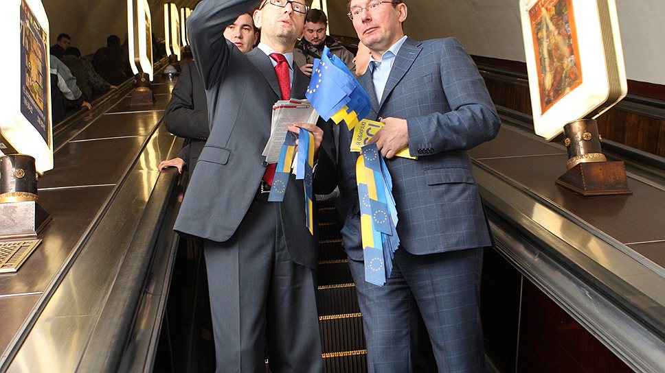 Лидер фракции ВО &quot;Батькивщина&quot; Арсений Яценюки бывший министр внутренних дел Юрий Луценко спускаются в киевское метро для раздачи листовок с призывом поддержать евроинтеграцию Украины