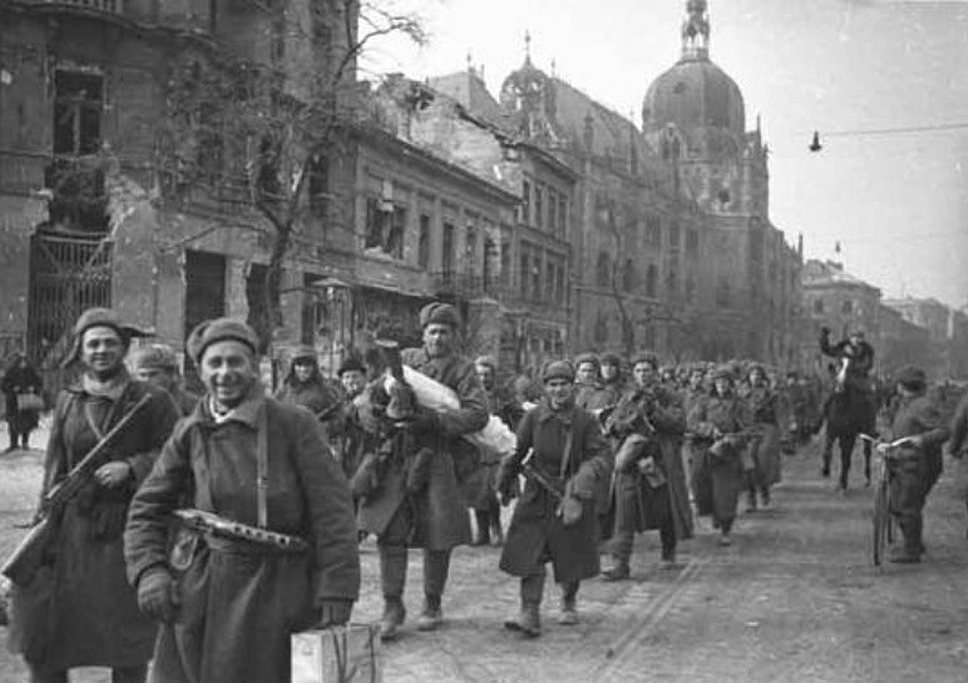 1943 год. Войска 3-го Украинского фронта освободили от фашистов города Днепропетровск и Днепродзержинск