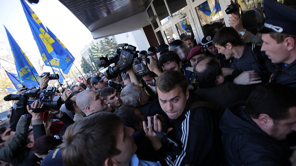 Народные депутаты партии «Свобода» провели митинг против уголовного преследования националистов. Акция закончилась штурмом здания МВД