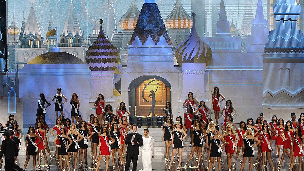 Участницы &quot;Мисс Вселенная-2013&quot; выстроились на сцене с ведущими конкурса Томасом Робертсом и Мел Би в Крокус Сити Холл в Москве