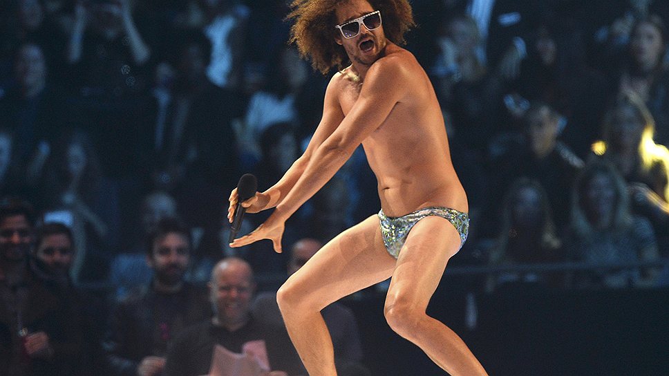Redfoo, также известный как Стефан Горди из группы LMFAO во время выступления на церемонии MTV Europe Music Awards-2013