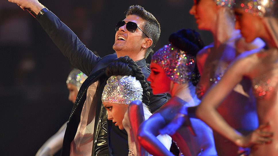 Выступление американского R&amp;B-певца Робина Алана Тика на церемонии MTV Europe Music Awards-2013 в Ziggo Dome в Амстердаме