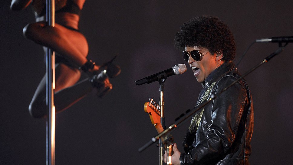 Выступление певца Бруно Марс на церемонии MTV Europe Music Awards-2013 в Ziggo Dome в Амстердаме