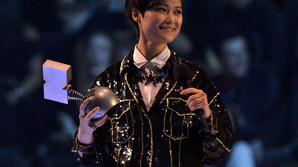 Неожиданным сюрпризом церемонии MTV Europe Music Awards-2013 стало то, что ни EXO, ни Джастин Бибер, ни One Direction не забрали домой награду в категории &quot;Лучший международный исполнитель&quot;. Вместо них эту награду получила Крис Ли, которая представляла континентальный Китай и Гонконг