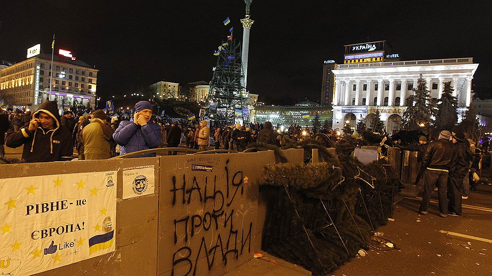 Митингующие остались на ночь на майдане Незалежности после дневных и вечерних стычек