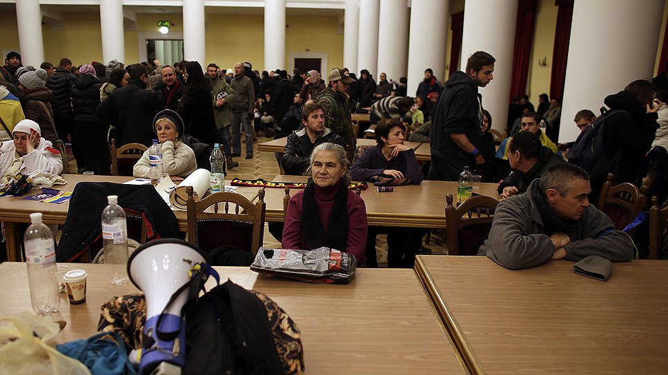 Митингующие остались на ночь на майдане Незалежности после дневных и вечерних стычек