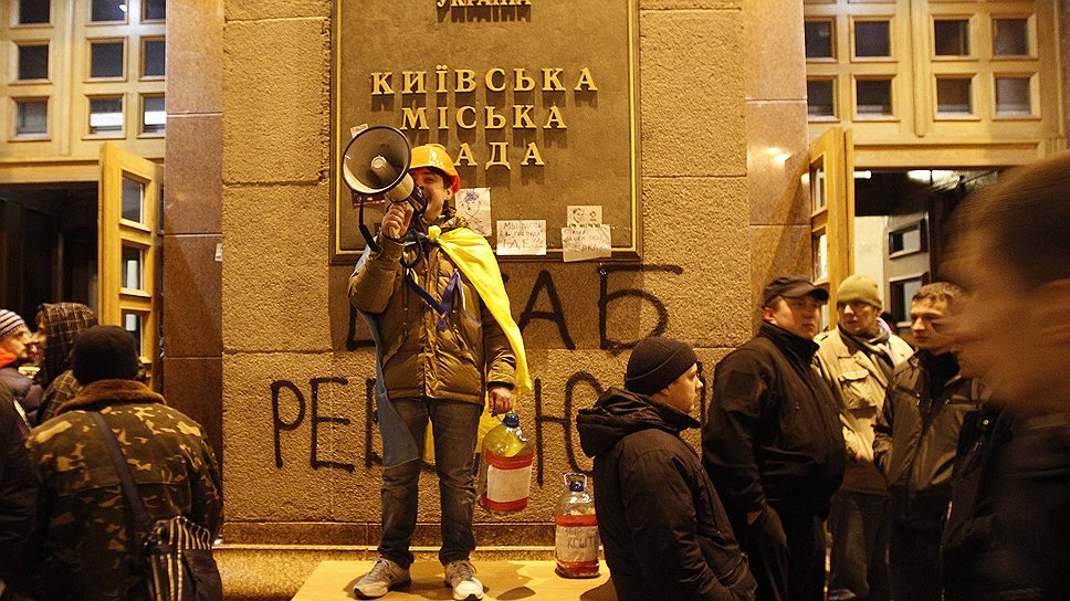 Митингующие не прекращают действовать и поздней ночью
