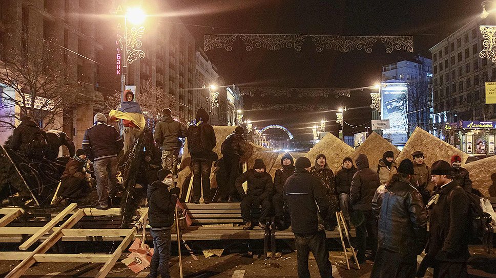 Участники акций протеста против власти поздно вечером 1 декабря забарикадировались на майдане Незалежности