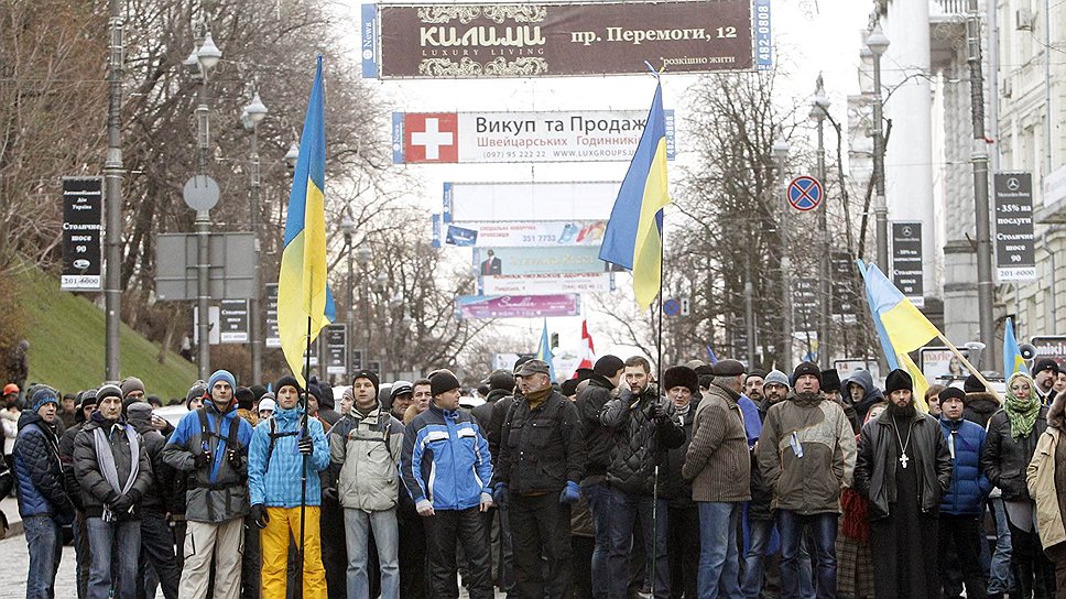 Утром на майдане Незалежности было около 4 тыс. митингующих, однако люди стремительно прибывают