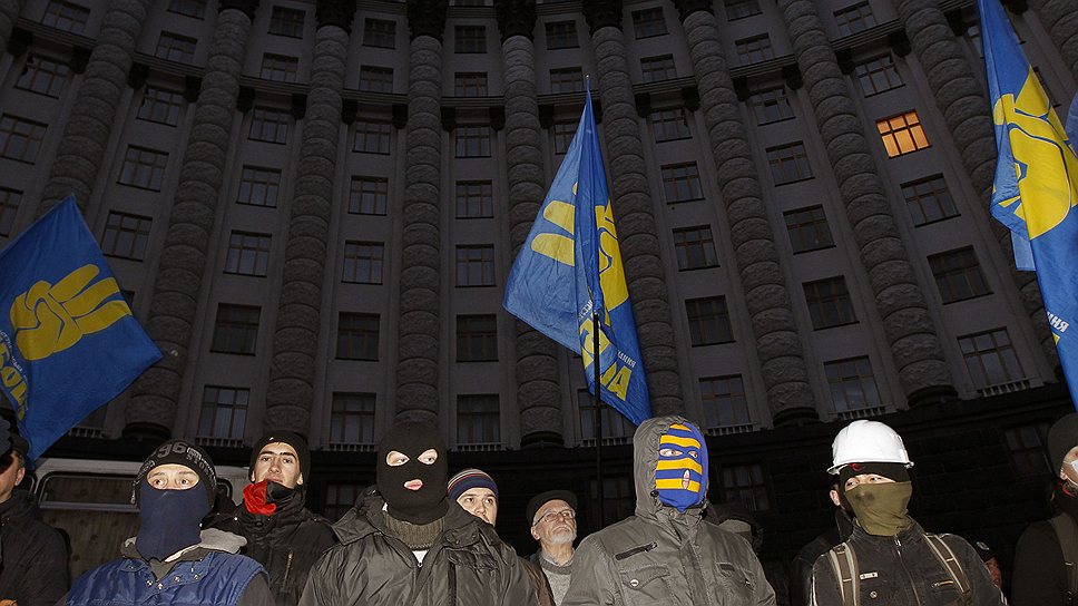 Митингующие против власти с самого утра пришли к стенам Кабмина