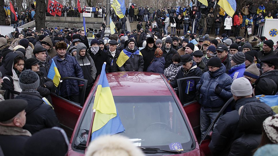 Тысячи протестующих против власти призывают президента Виктора Януковича отправить в отставку правительство Николая Азаров