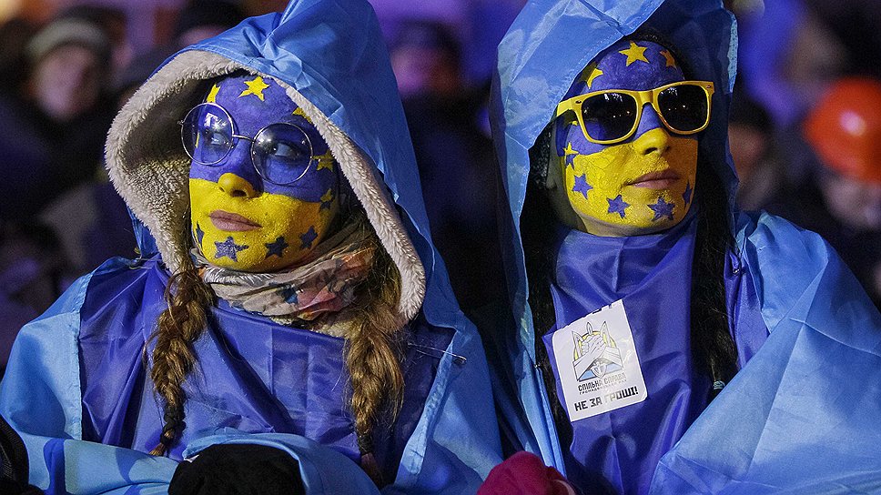 Участники митинга в поддержку евроинтеграции Украины на майдане Незалежности