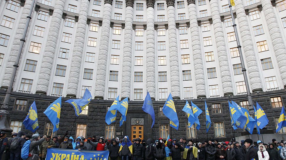 Участники акции протеста против власти пришли пикетировать Кабинет министров