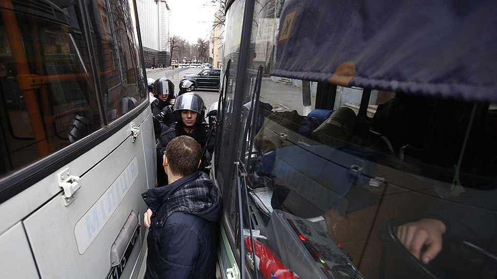 Сотрудники МВД рядом со зданием Кабинета министров во время митинга в поддержку евроинтеграции