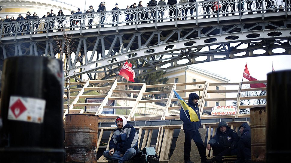 Митингующие забаррикадировались по перриметру майдана Незалежности