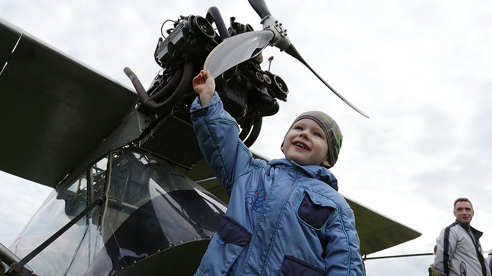 1944 год. В  Чикаго принята и подписана конвенция о международной гражданской авиации. С 1994 года отмечается Международный день гражданской авиации