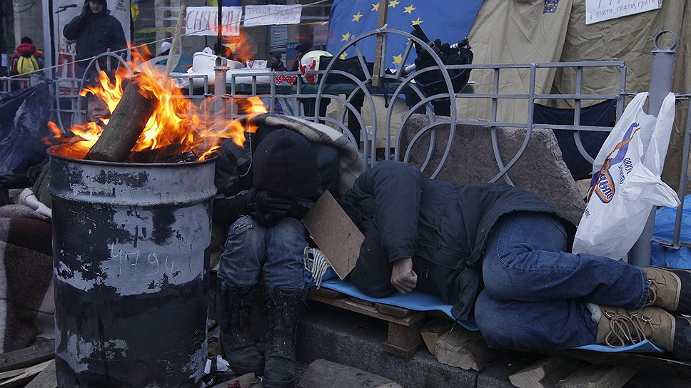 На майдане Незалежности в Киеве продолжается акция сторонников евроинтеграции, возмущенных решением Кабмина приостановить подготовку к подписанию cоглашения об ассоциации с ЕС