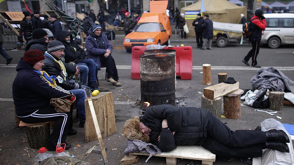 На майдане Незалежности в Киеве продолжается акция сторонников евроинтеграции, возмущенных решением Кабмина приостановить подготовку к подписанию cоглашения об ассоциации с ЕС