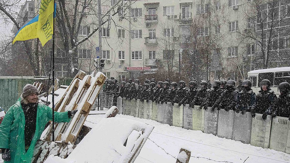 Со стороны Михайловской площади в направлении Майдана Незалежности готов выдвинуться взвод внутренних войск. Они в полной экипировке, включая щиты