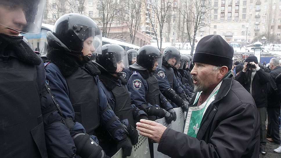 Главное управление МВД в Киеве выступило сегодня с предупреждением о том, что «блокирование движения в центральной части Киева, которое устраивают участники акций протеста, может привести к уголовной ответственности»