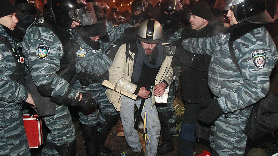 Противостояние митингующих и сотрудников милиции