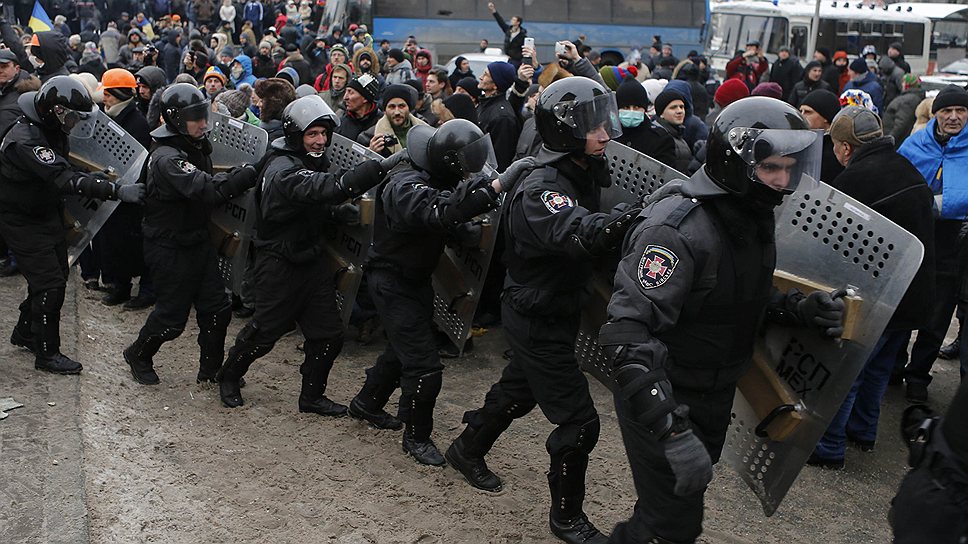 Цепь сотрудников спецподразделения &quot;Беркут&quot; возле митингующих на майдане Незалежности