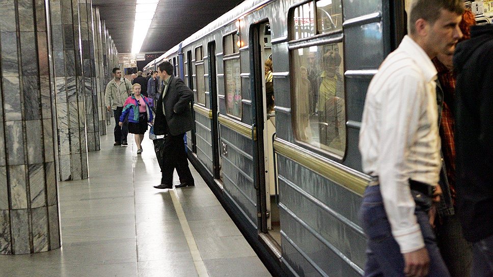 1976 год. Открыт первый участок Куреневско-Красноармейской линии Киевского метрополитена с тремя станциями: «Площадь Калинина» («Майдан Незалежности»), «Почтовая площадь», «Красная площадь» («Контрактовая площадь»)