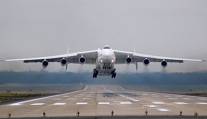 1988 год. Опытный образец крупнейшего действующего самолета в мире Ан-225 &quot;Мрия&quot; совершил первый полет