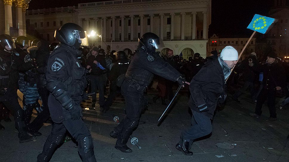 В конце ноября длившиеся уже неделю акции против отмены подписания соглашения об ассоциации с ЕС теряли размах. Новый импульс сторонникам евроинтеграции придал жесткий разгон киевского Евромайдана в ночь на 30 ноября. Масштабные протесты охватили большую часть страны, президент был вынужден отстранить от дел трех высокопоставленных чиновников, а заново собравшийся Майдан фактически превратился в отдельное государство