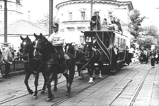 1913 год. В Париже с улиц исчезает последний омнибус на конной тяге