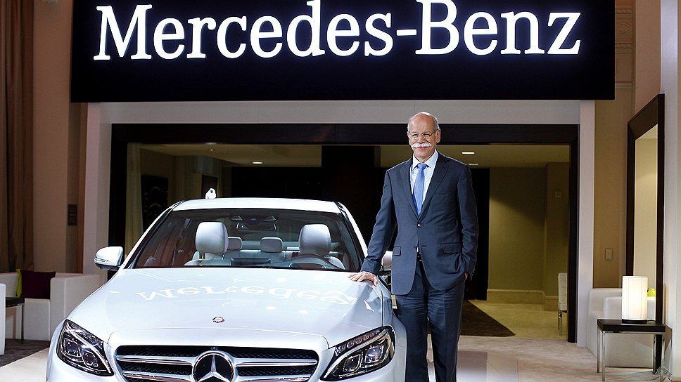 Председатель Daimler AG и глава Mercedes-Benz Cars Дитер Цетше на фоне модели Mercedes-Benz 2015 C-Class 